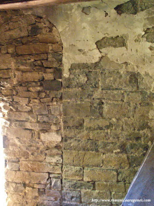 RESTO DE ACCESO A LA TORRE DESDE EL MURO SUR DE LA NAVE